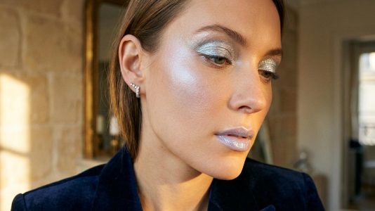 ParisSelectBook - Les recherches pour le Frosty Makeup ont bondi de 286 % cet hiver et voilà pourquoi votre routine beauté va changer