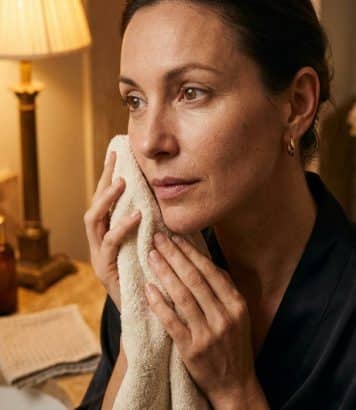 ParisSelectBook - Les dermatologues sont formels : ces gestes beauté du quotidien vieillissent la peau bien plus vite que prévu