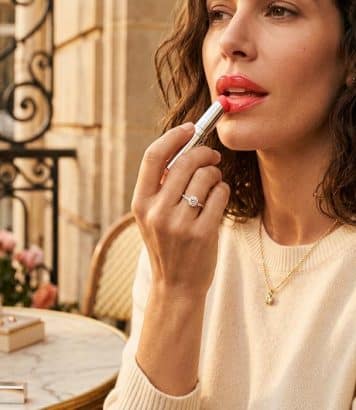 ParisSelectBook - Ce gloss en stick YSL repulpe les lèvres et dépose une couleur intense en un seul passage selon Beauté Test