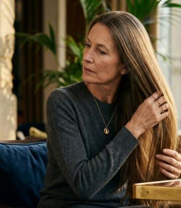 ParisSelectBook - Ces 3 coupes qui vieillissent le plus les femmes après 50 ans, selon le coiffeur champion du monde Raphaël Perrier
