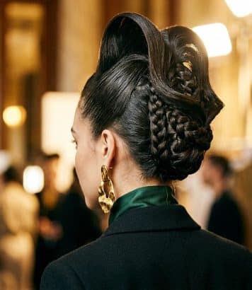 ParisSelectBook - Le chignon alien de Mugler printemps-été 2027 donne aux cheveux un volume sculptural digne d'une autre planète