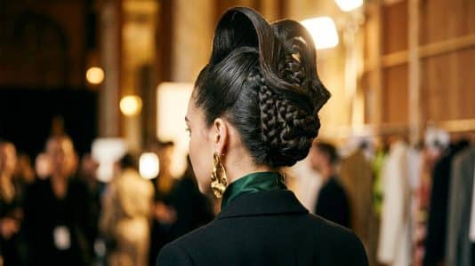 ParisSelectBook - Le chignon alien de Mugler printemps-été 2027 donne aux cheveux un volume sculptural digne d'une autre planète