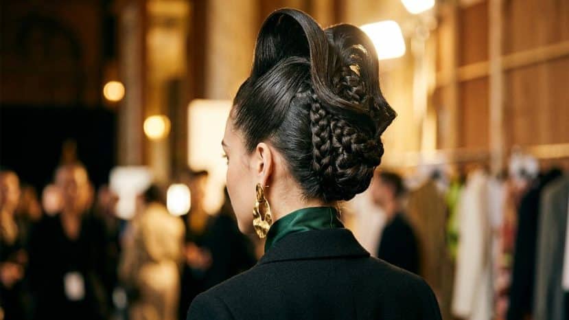 ParisSelectBook - Le chignon alien de Mugler printemps-été 2027 donne aux cheveux un volume sculptural digne d'une autre planète