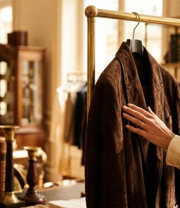 ParisSelectBook - La madeleine à 7 € du Ritz ou la veste Frame à 1 995 € : ce que vendent vraiment les boutiques des palaces parisiens