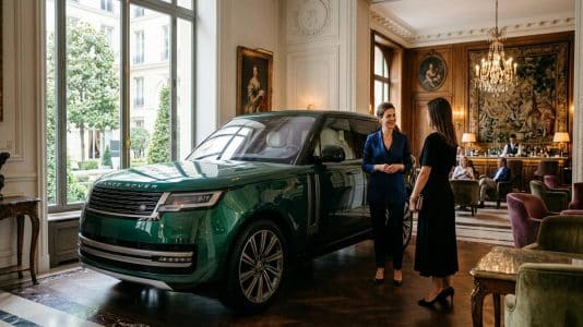 ParisSelectBook - Le Royal Monceau expose le nouveau Range Rover Electric dans ses salons