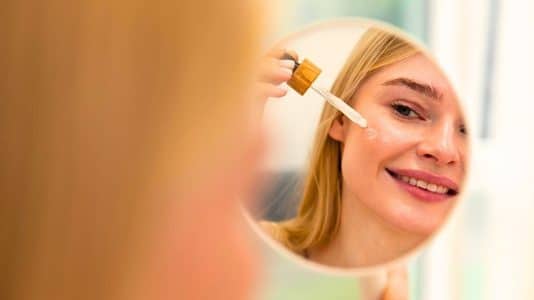 2x plus vite que le rétinol seul : le sérum anti-âge Lancôme que Virginie Efira utilise pour effacer ses rides à 49 ans