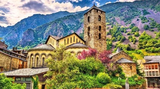 À 3h de chez vous, ces villages de montagne d'Andorre mêlent thermes, gastronomie et pistes à prix doux