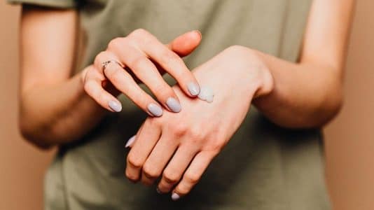 À 5,95 euros, cette crème bio efface vraiment les taches brunes sur les mains en quelques semaines