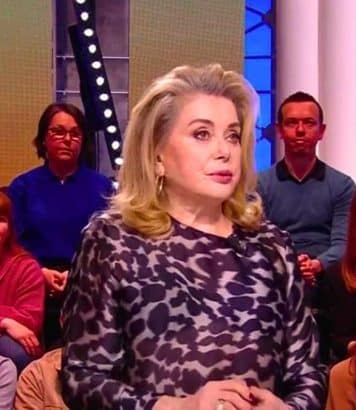 À 82 ans, Catherine Deneuve choisit la veste d'automne Louis Vuitton bomber qui réveille toute une silhouette