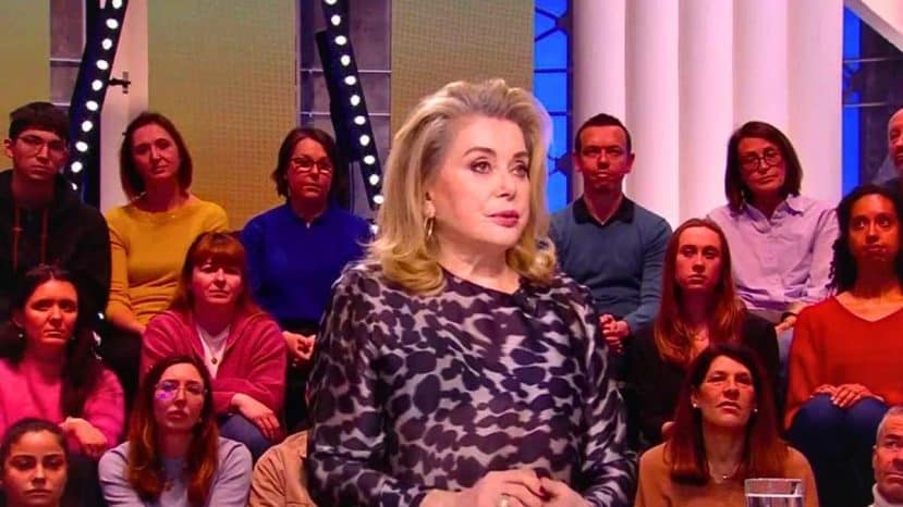 À 82 ans, Catherine Deneuve choisit la veste d'automne Louis Vuitton bomber qui réveille toute une silhouette