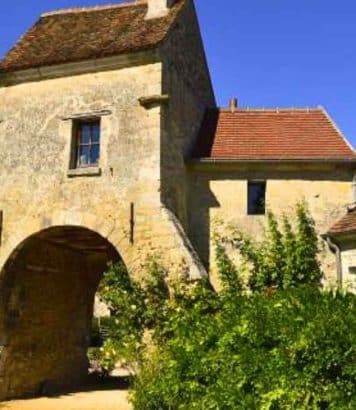 À une heure de Paris, ce village de l'Oise caché en forêt de Compiègne semble sorti d'un conte médiéval