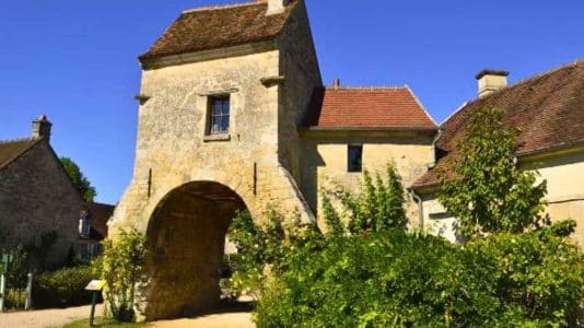 À une heure de Paris, ce village de l'Oise caché en forêt de Compiègne semble sorti d'un conte médiéval