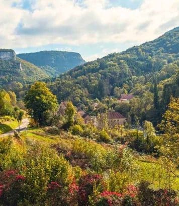 Accroché aux falaises du Doubs, ce village de la vallée de la Loue échappe encore aux touristes