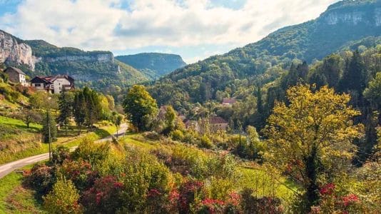 Accroché aux falaises du Doubs, ce village de la vallée de la Loue échappe encore aux touristes