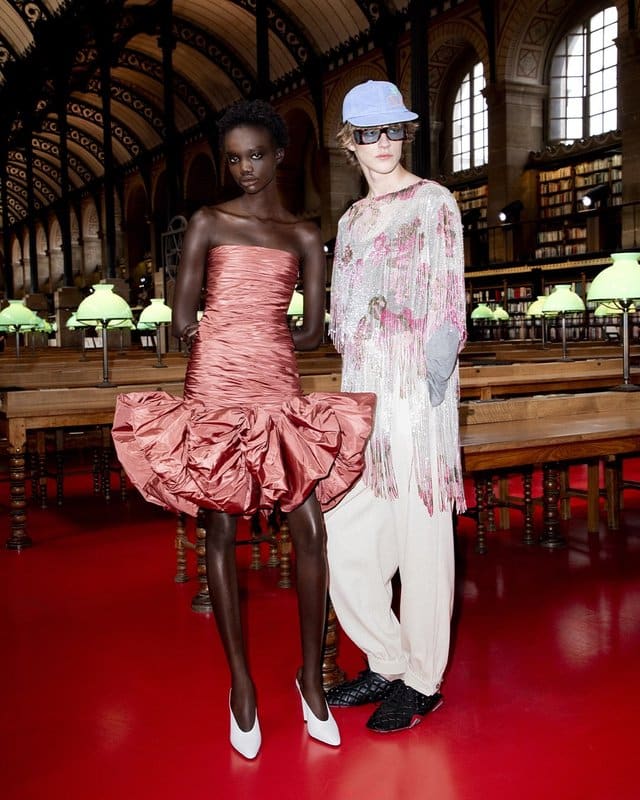 Alessandro Michele signe chez Valentino une collection aux silhouettes inédites