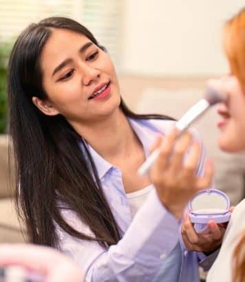 Appliquer la technique blush en W sur les pommettes et le nez donne bonne mine sans marquer les rides