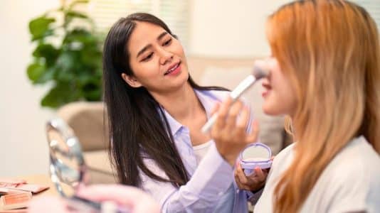 Appliquer la technique blush en W sur les pommettes et le nez donne bonne mine sans marquer les rides