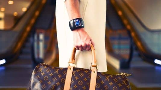 Après Mars, Louis Vuitton confie son Travel Book à 28 artistes de Riot Games pour 24 heures avec les chanteuses virtuelles de K/DA