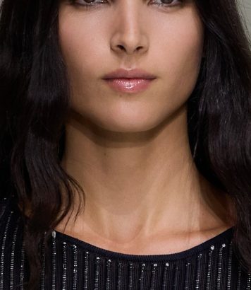 ParisSelectBook - Armani joue la légèreté contre la rigueur du tailleur pour le soir