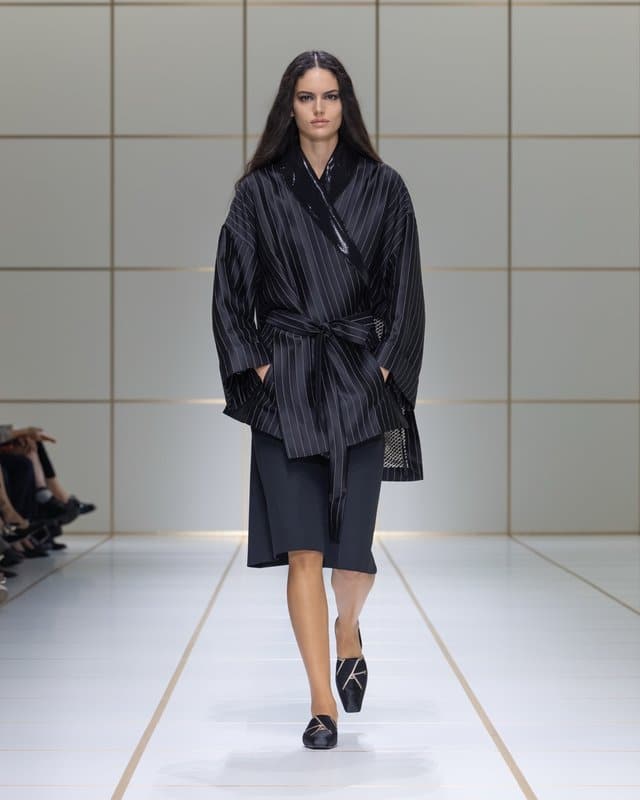 Armani joue la légèreté contre la rigueur du tailleur pour le soir