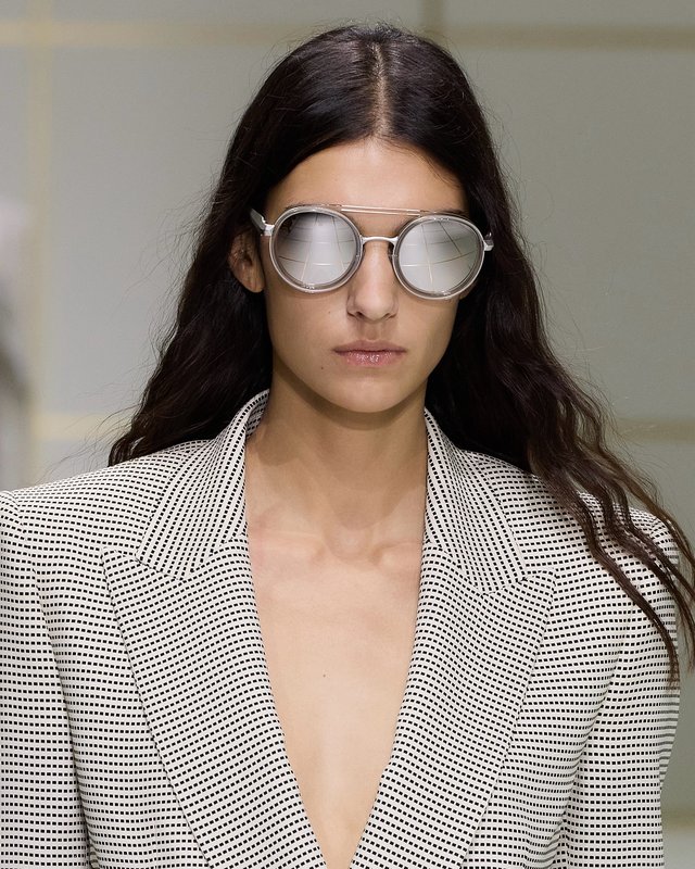 Armani joue la légèreté contre la rigueur du tailleur pour le soir