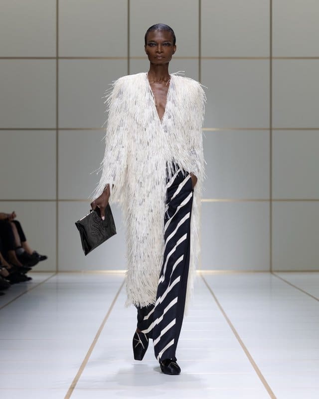 Armani joue la légèreté contre la rigueur du tailleur pour le soir