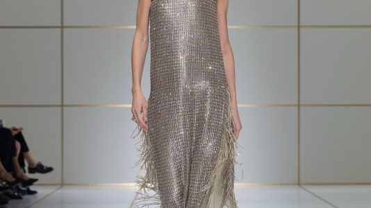 ParisSelectBook - Armani joue la métamorphose avec son tailleur pour le printemps 2027