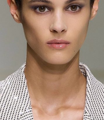 ParisSelectBook - Armani réinvente les épaules eighties en fluidité pour le SS 2027