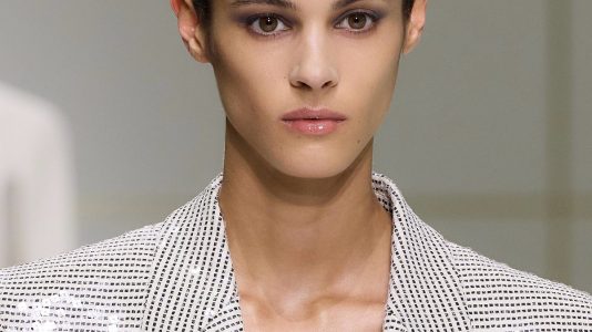 ParisSelectBook - Armani réinvente les épaules eighties en fluidité pour le SS 2027