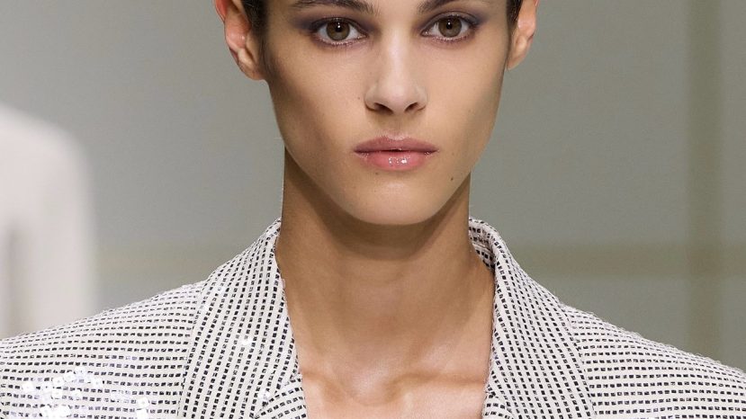 ParisSelectBook - Armani réinvente les épaules eighties en fluidité pour le SS 2027