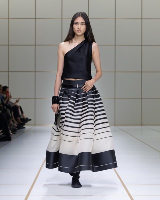 Armani réinvente les épaules eighties en fluidité pour le SS 2027