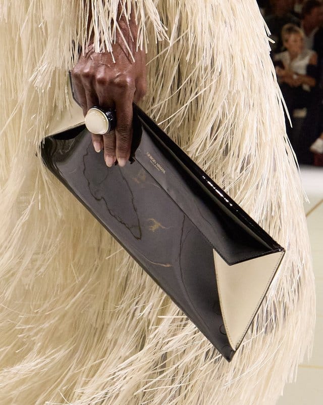 Armani réinvente les épaules eighties en fluidité pour le SS 2027