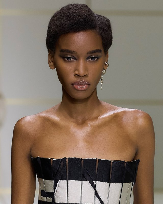 Armani réinvente les épaules eighties en fluidité pour le SS 2027