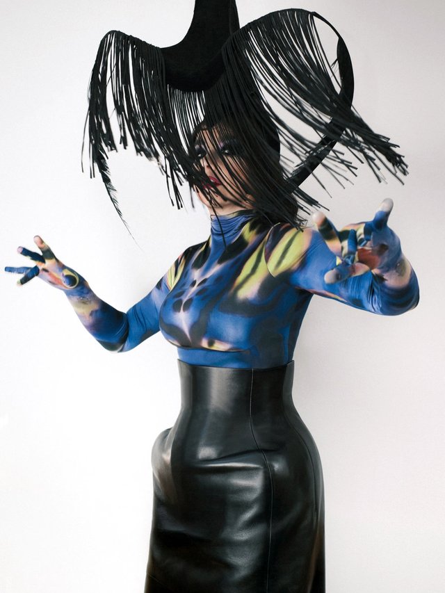 Björk en archive Mugler 1997 pour clore un défilé hors norme