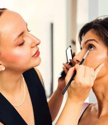Bronzer, blush, highlighter sans démarcation : un maquilleur TikTok révèle où les poser vraiment sur le visage