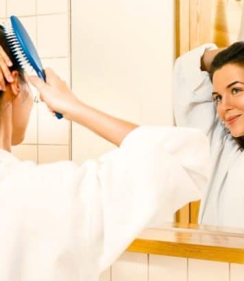 Brosser tête en bas pour du volume : l'astuce de coiffeur révélée dans les coulisses du défilé L'Oréal Paris
