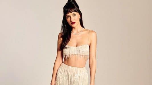 Calvin Klein habille Dakota Johnson en sequins iridescents à New York