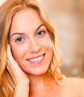 Ce sérum anti-âge à 89€ redessine l'ovale du visage et les bajoues, des zones que vos soins ignorent sûrement