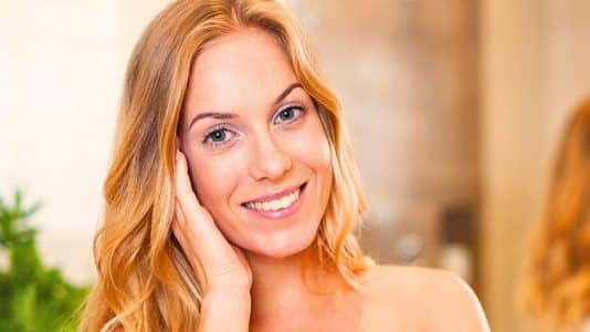 Ce sérum anti-âge à 89€ redessine l'ovale du visage et les bajoues, des zones que vos soins ignorent sûrement