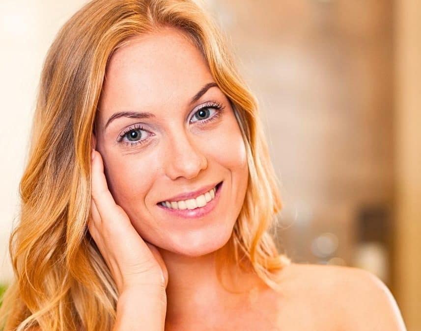 Ce sérum anti-âge à 89€ redessine l'ovale du visage et les bajoues, des zones que vos soins ignorent sûrement
