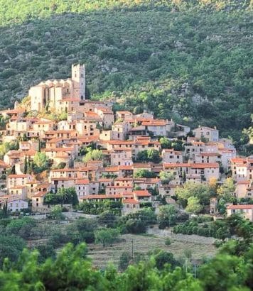 Ce village d'Occitanie perché sur les hauteurs est l'un des plus ensoleillés de France avec vue sur le Canigou