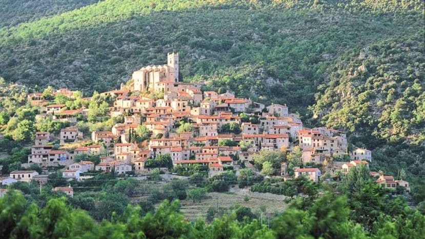 Ce village d'Occitanie perché sur les hauteurs est l'un des plus ensoleillés de France avec vue sur le Canigou