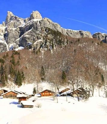Ce village haut-savoyard entouré de falaises et de cascades devient spectaculaire en automne