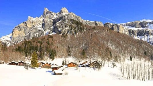 Ce village haut-savoyard entouré de falaises et de cascades devient spectaculaire en automne