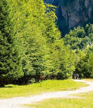 Ce village haut-savoyard entouré de falaises et de cascades se transforme en tableau doré en automne