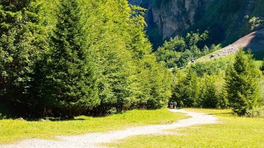 Ce village haut-savoyard entouré de falaises et de cascades se transforme en tableau doré en automne