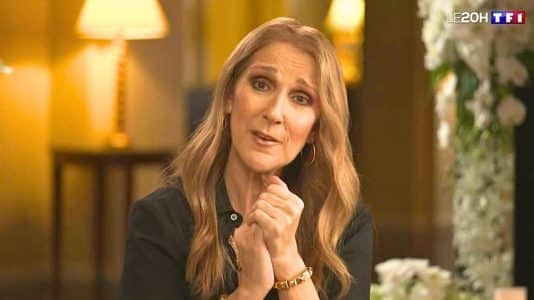Céline Dion en total look daim Ferragamo printemps-été 2027 au pied du Royal Monceau pour son avant-dernier concert