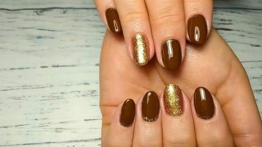 Céline Dion quitte Paris avec une manucure marron qui annonce déjà la couleur phare de l'automne