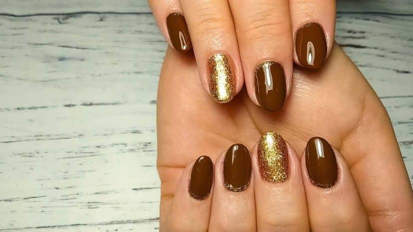Céline Dion quitte Paris avec une manucure marron qui annonce déjà la couleur phare de l'automne