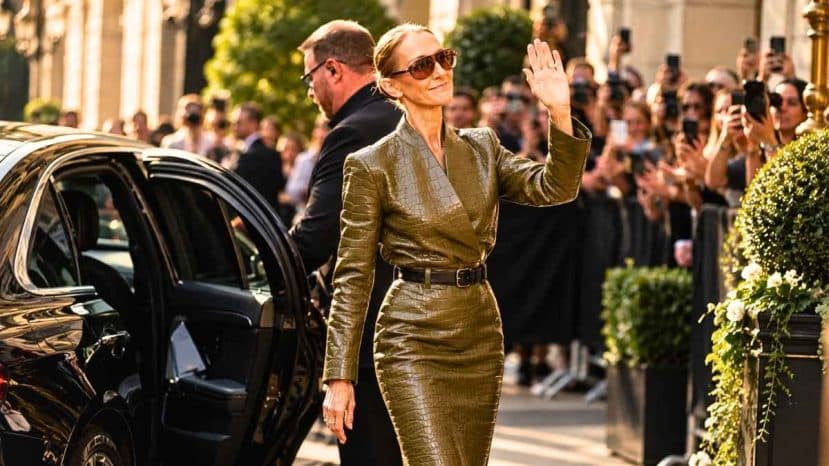 Céline Dion salue ses fans à Paris dans l'ensemble en cuir kaki Ferragamo vu à Milan